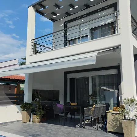 Luxury Victoria, Villa Nea Iraklitsa